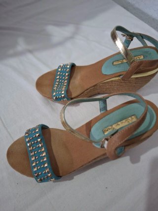 Sandalias cuña doradas y azules