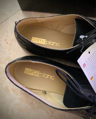 •Brogue model lace-up shoes•