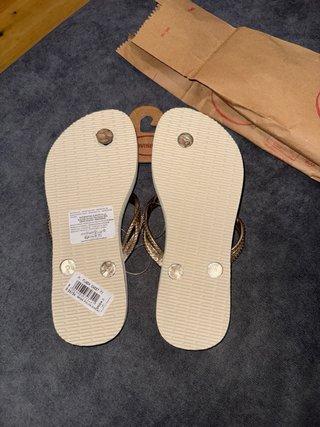 Havaianas doradas y beige
