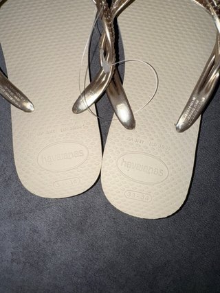 Havaianas doradas y beige