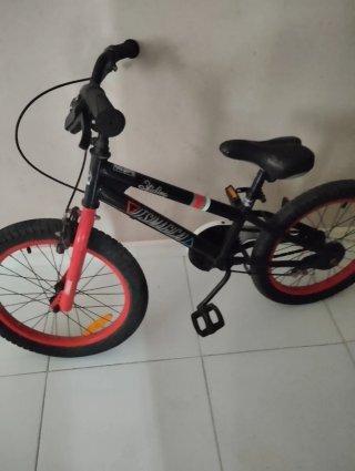 Bicicleta niño infantil negra y roja