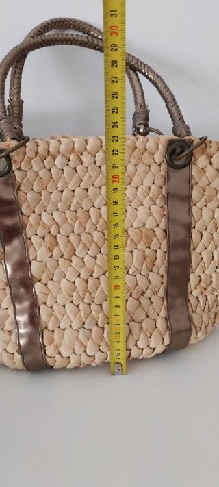 Bolso de verano tipo capazo beige y dorado