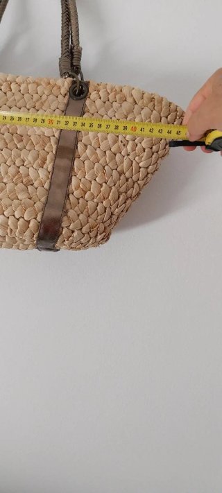 Bolso de verano tipo capazo beige y dorado