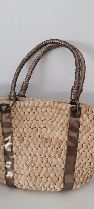 Bolso de verano tipo capazo beige y dorado