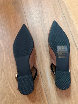 Zapatos slingback tacón bajo ante