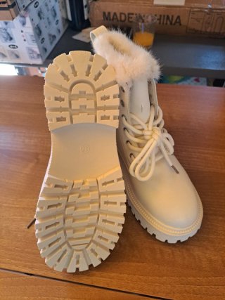 Botas blancas con pelo