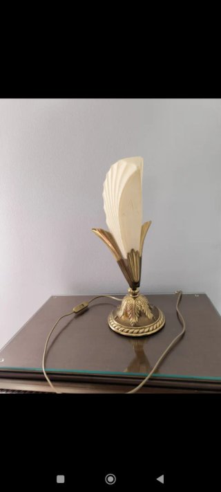 Lámpara de mesa dorada y beige