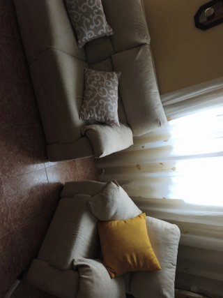 Conjunto de sofás beige y amarillo