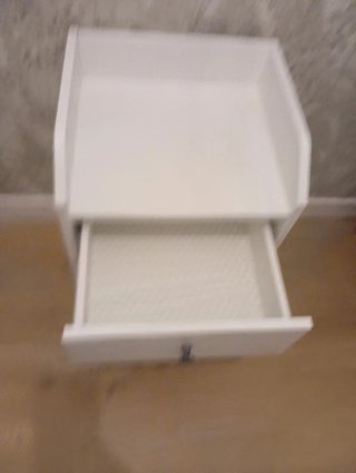 Mesita de noche blanca de madera