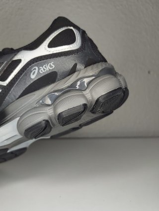 Asics Negras y Plateadas Talla 43.5