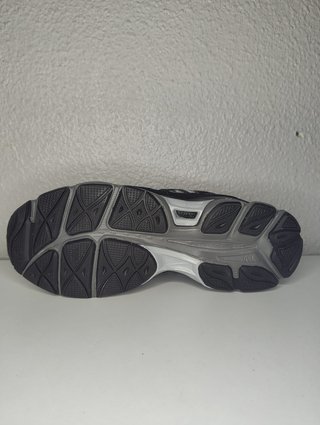 Asics Negras y Plateadas Talla 43.5