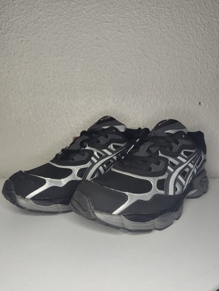 Asics Negras y Plateadas Talla 43.5