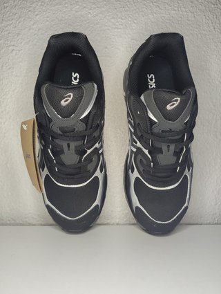 Asics Negras y Plateadas Talla 43.5