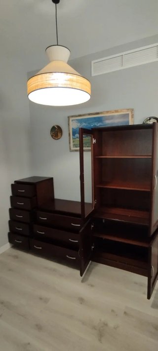 Mueble de salón madera y cristal.