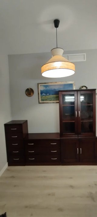 Mueble de salón madera y cristal.