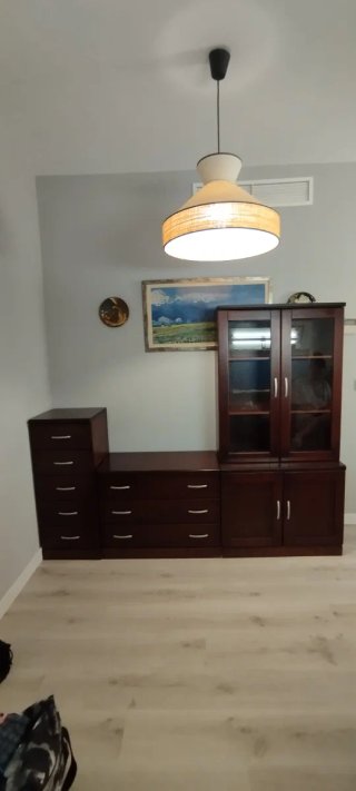 Mueble de salón madera y cristal.