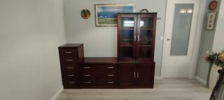 Mueble de salón madera y cristal.