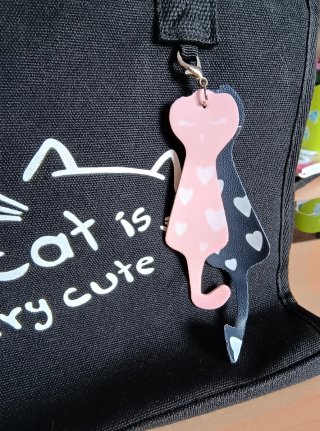 Bolso negro con llavero de gato