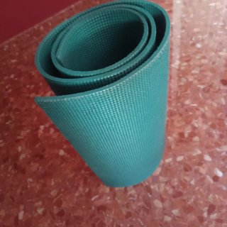 Esterilla yoga verde enrollada