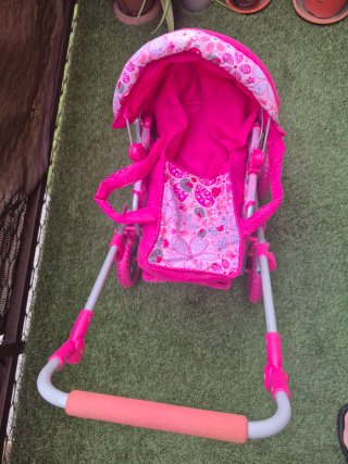 Carrito de muñecas rosa