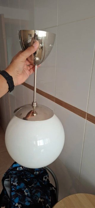 Lámpara de mesa globo blanco y metal