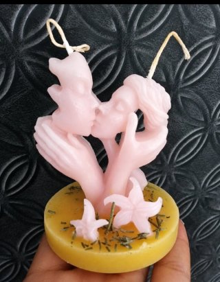 Vela decorativa pareja besándose