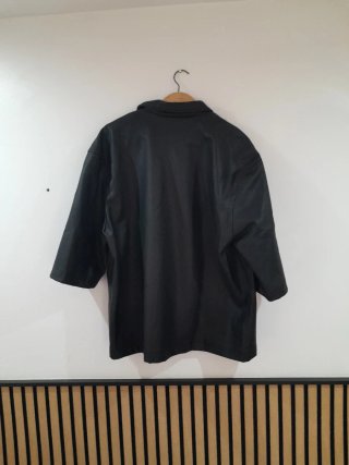 Camisa negra manga corta