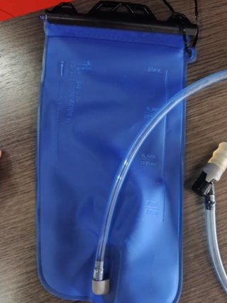 Depósito deportivo 1L con tubo para mochila