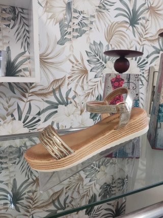 Sandalias planas doradas