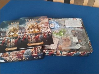Juego de mesa Thebai con cartas promo.