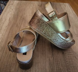 Sandalias Fornarina doradas con plataforma.