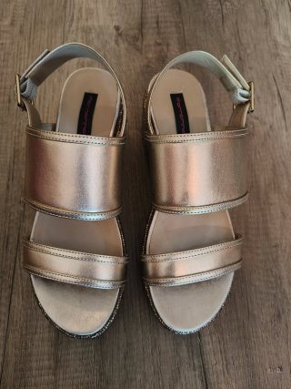 Sandalias Fornarina doradas con plataforma.
