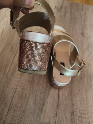 Sandalias Fornarina doradas con plataforma.