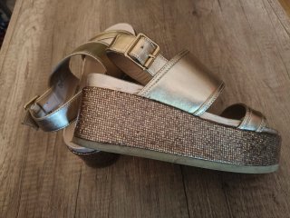 Sandalias Fornarina doradas con plataforma.