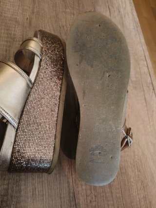 Sandalias Fornarina doradas con plataforma.