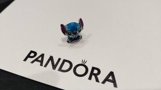 Charm Pandora Stitch Azul y Morado