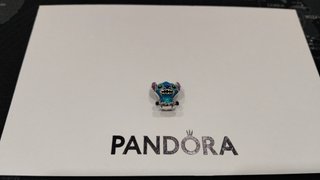 Charm Pandora Stitch Azul y Morado
