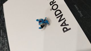 Charm Pandora Stitch Azul y Morado