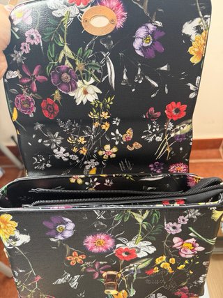 Bolso negro flores nuevo con correa