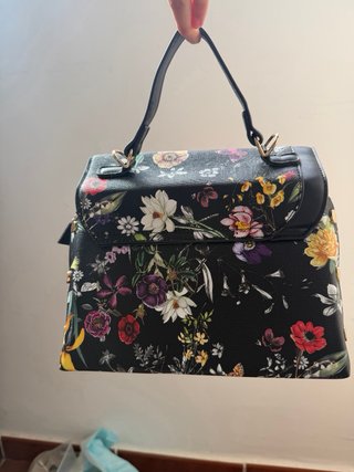 Bolso negro flores nuevo con correa