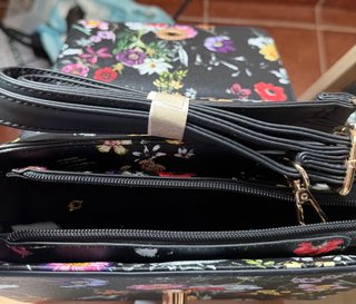 Bolso negro flores nuevo con correa