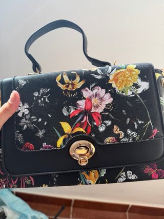 Bolso negro flores nuevo con correa