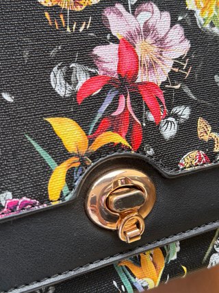 Bolso negro flores nuevo con correa