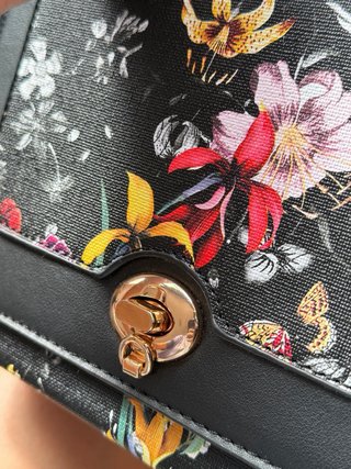 Bolso negro flores nuevo con correa