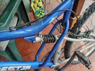 Bicicleta de montaña azul