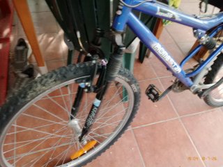 Bicicleta de montaña azul