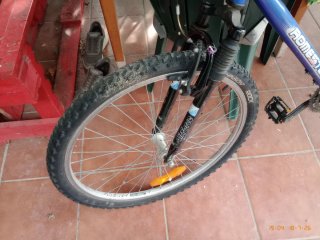 Bicicleta de montaña azul