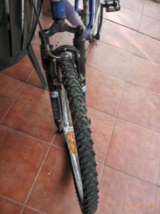 Bicicleta de montaña azul