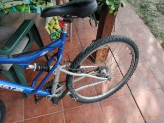 Bicicleta de montaña azul
