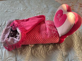 Letto Tippitz per bambole con cuore e stampa leopa